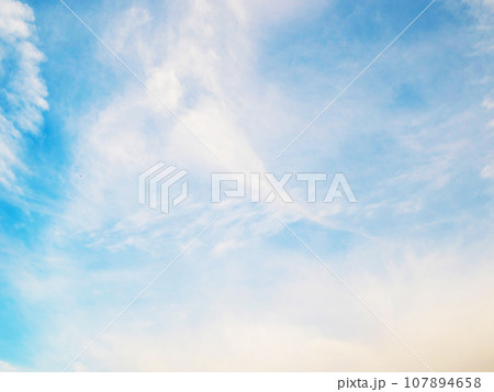 面白い形の雲 107894658