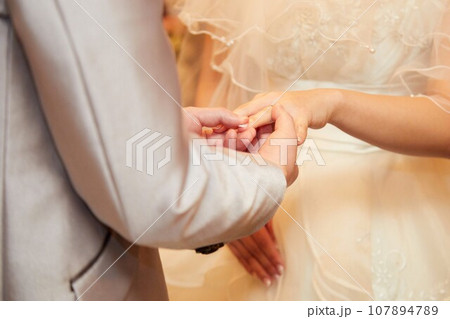 結婚式　指輪交換 107894789