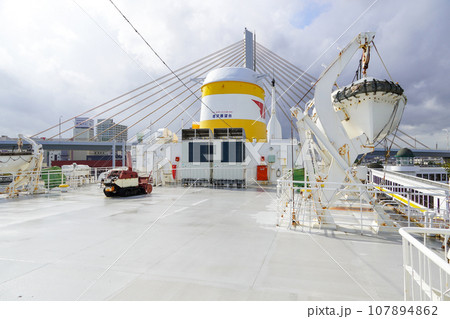 青函連絡船メモリアルシップ八甲田丸と青森ベイブリッジ 107894862