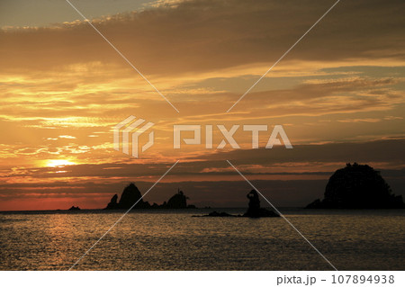 大田子海岸の美しい夕焼け 107894938