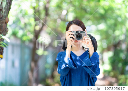 写真を撮る女性 写真を撮る女性 107895017