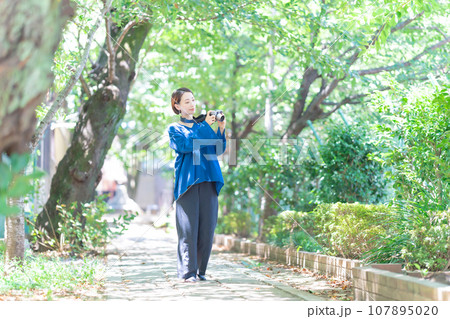 カメラを構える女性 107895020