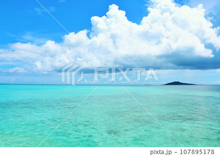沖縄　宮古島　夏の青空と海 107895178