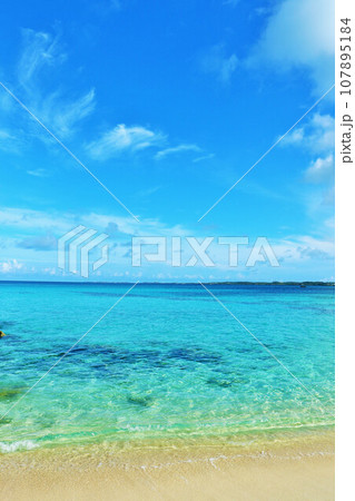 沖縄 宮古島 青空と海(撮影地:砂山ビーチ) 沖縄 宮古島 青空と海(撮影地:砂山ビーチ) 107895184