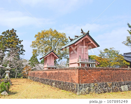 福岡県豊前市の天地山公園にある甲神社のピンク色の社」 福岡県豊前市の天地山公園にある甲神社のピンク色の社」 107895249