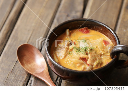 具沢山のサーモンのトマトクリームスープ 107895455