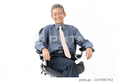 スーツを着て椅子に座るシニア男性 107895742