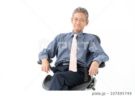 スーツを着て椅子に座るシニア男性 107895749
