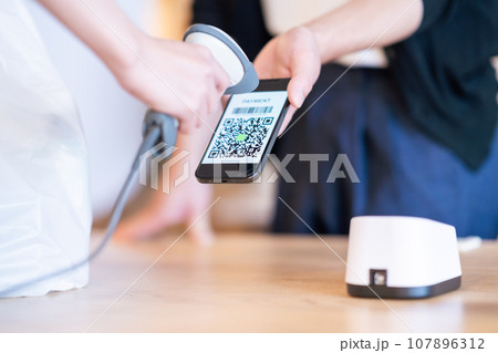 バーコードスキャナでキャッシュレスを実現した店舗のイメージ　顔無し 107896312