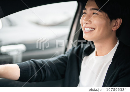 車で出かける若い男性 車で出かける若い男性 107896324