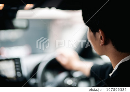 車で出かける若い男性 車で出かける若い男性 107896325