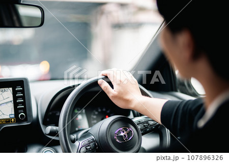 車で出かける若い男性 車で出かける若い男性 107896326