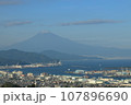 日本平から眺める清水港と秋の富士山 107896690