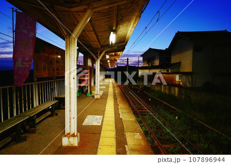 朝焼けの甘露寺前駅 107896944