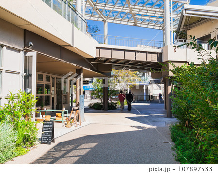 下北線路街と下北沢駅 107897533