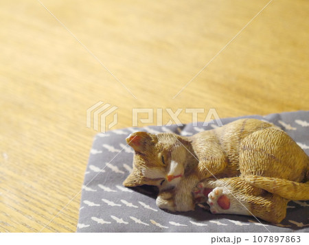 眠る猫の置物 107897863