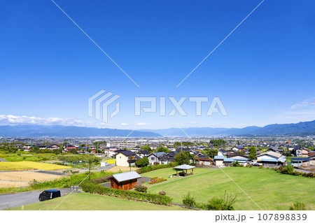 山梨県南巨摩郡富士川町から俯瞰した甲府盆地の風景 107898839