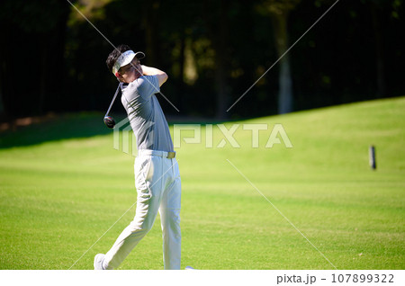 40代の男性ゴルファー 40代の男性ゴルファー 107899322