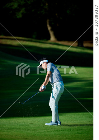 40代の男性ゴルファー 40代の男性ゴルファー 107899327