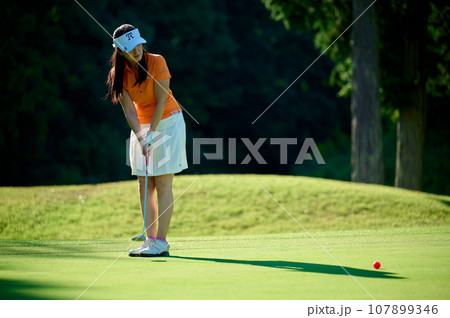 ゴルフを楽しむ40代女性 107899346
