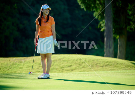 ゴルフを楽しむ40代女性 107899349