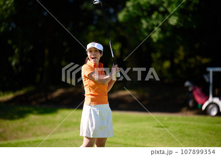 ゴルフを楽しむ40代女性 107899354