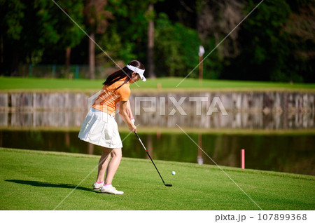 ゴルフを楽しむ40代女性 107899368