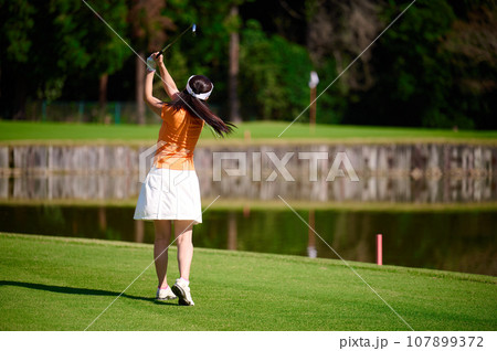 ゴルフを楽しむ40代女性 107899372