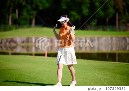 ゴルフを楽しむ40代女性 107899382
