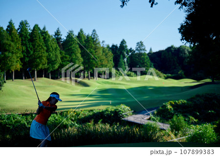 ゴルフを楽しむ40代女性 107899383