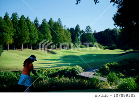 ゴルフを楽しむ40代女性 107899385