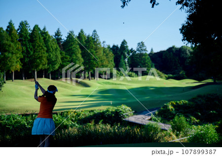 ゴルフを楽しむ40代女性 107899387