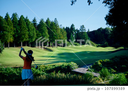 ゴルフを楽しむ40代女性 107899389