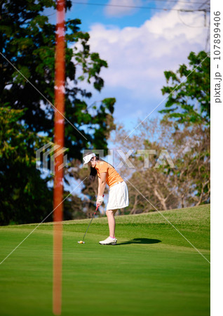 ゴルフを楽しむ40代女性 107899406