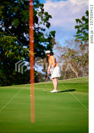 ゴルフを楽しむ40代女性 ゴルフを楽しむ40代女性 107899413