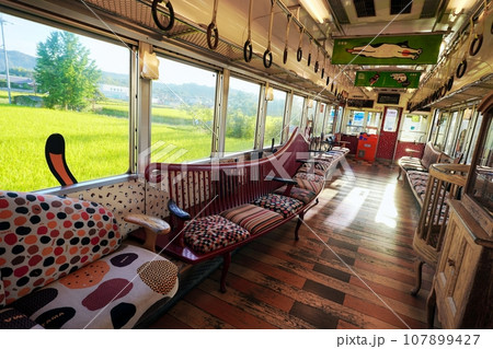ラッピング電車のかわいい車内　たま電車 107899427