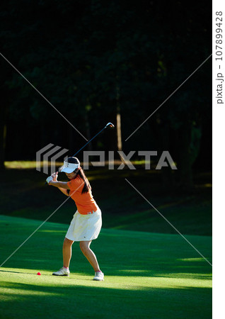 ゴルフを楽しむ40代女性 107899428