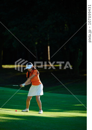 ゴルフを楽しむ40代女性 107899431