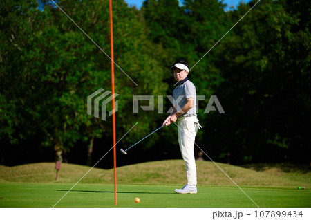 40代の男性ゴルファー　 107899434