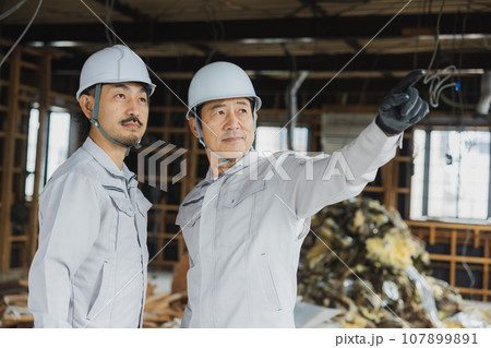 解体現場で働く作業員　 107899891