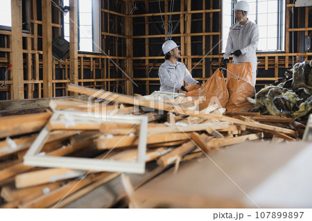 解体現場で働く作業員　 107899897