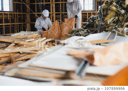 解体現場で働く作業員　 107899906