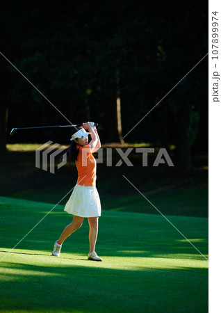 ゴルフを楽しむ40代女性　 107899974