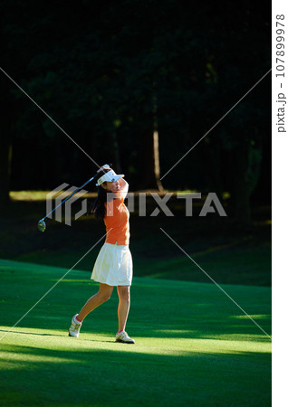 ゴルフを楽しむ40代女性　 107899978