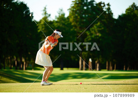 ゴルフを楽しむ40代女性　 107899989