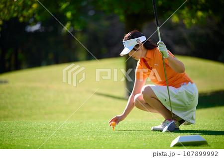 ゴルフを楽しむ40代女性　 107899992