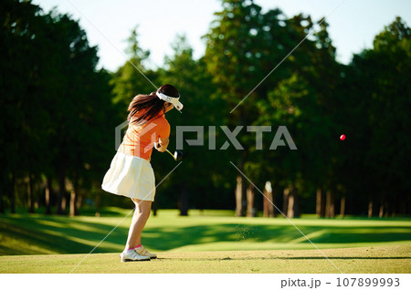 ゴルフを楽しむ40代女性　 107899993