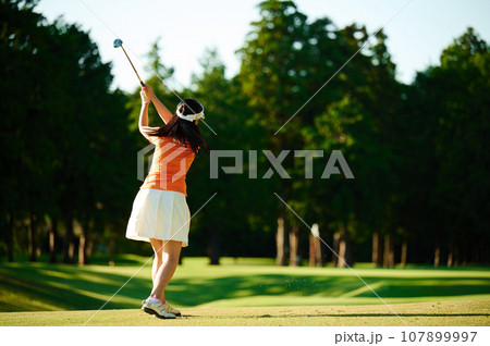 ゴルフを楽しむ40代女性 ゴルフを楽しむ40代女性 107899997