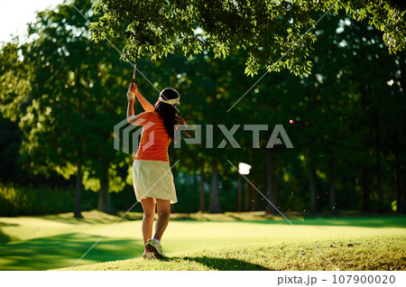 ゴルフを楽しむ40代女性　 107900020