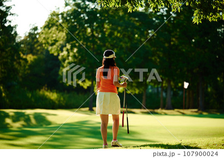 ゴルフを楽しむ40代女性　 107900024